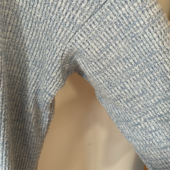 American Eagle V Neck Waffle Weave Sweater - Picture 3 of 5
